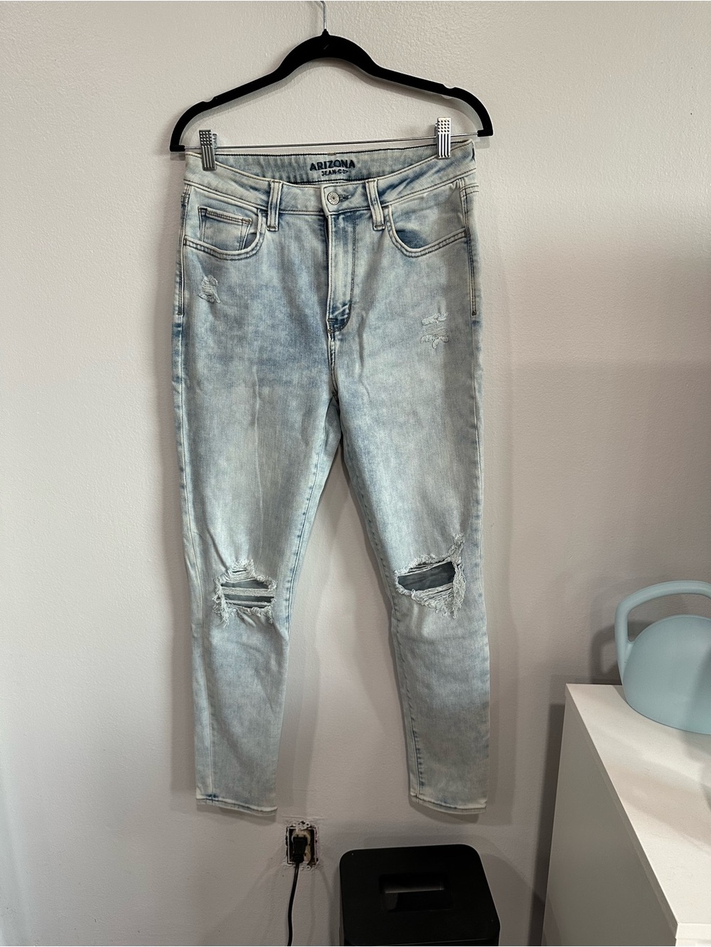 Arizona Jean Co Light Wash Distressed Skinny Jeans Juniors Size 11 - worn once